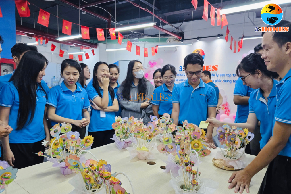 Hoạt động trang trí giỏ hoa từ những viên kẹo ngọt ngào của tập thể nam nhân viên 3SHOMES
